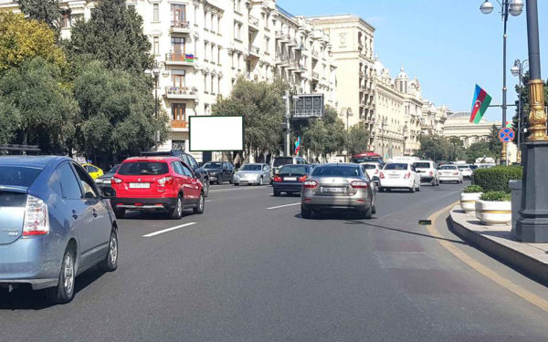 Neftçilər pr. (Kukla Teatrının qarşısı)