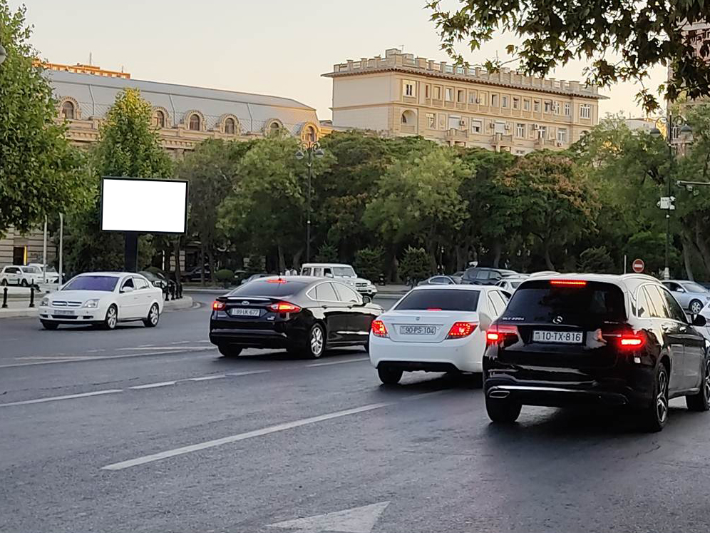 Atatürk pr. - C.Hacıbəyli küç. (Dədə Qorqud parkı)