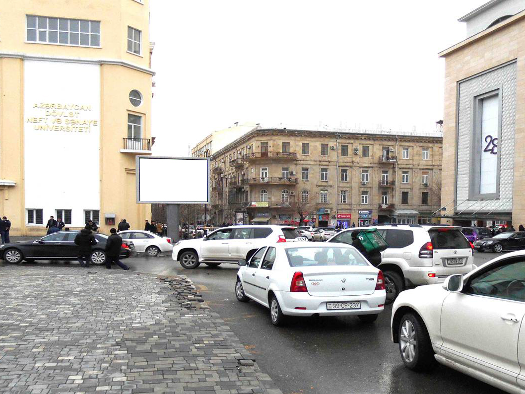 Azadlıq pr. (28 Mall qarşısı)