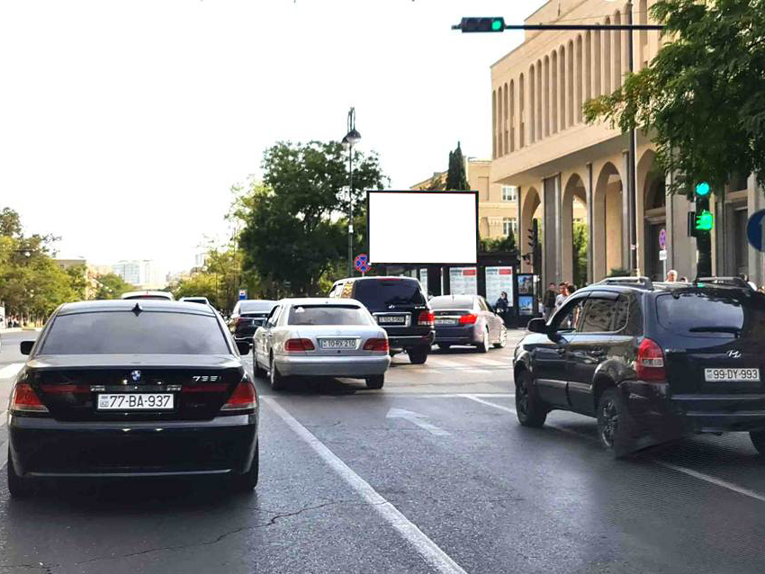 H.Cavid pr. - B.Vahabzadə küç. (Elmlər Ak metro qarşısı)